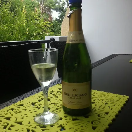 Apartman Stylish 2 Bedroom In Pegia